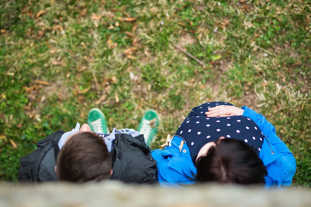 07_couple-belly-from-above_saxony