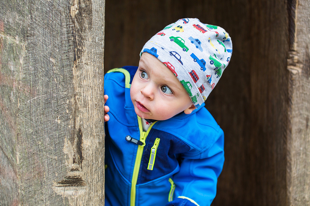 05_babyboy-toddler-blue-looking