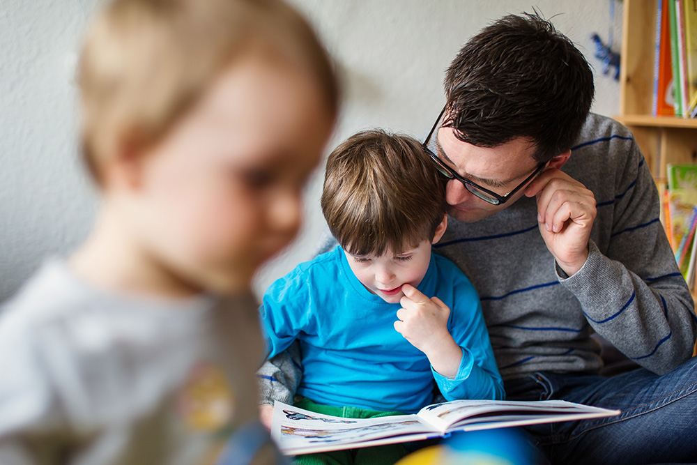 06_boy-reading-with-dad