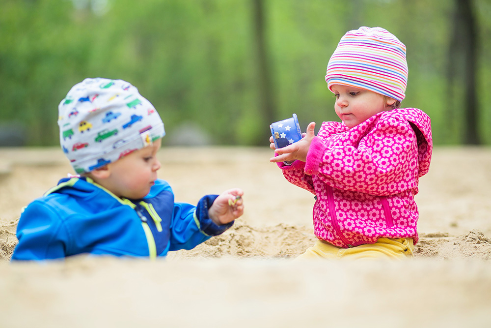 08_twins-toddlers-sandbox