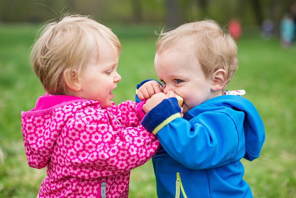 10b_twins-share-food