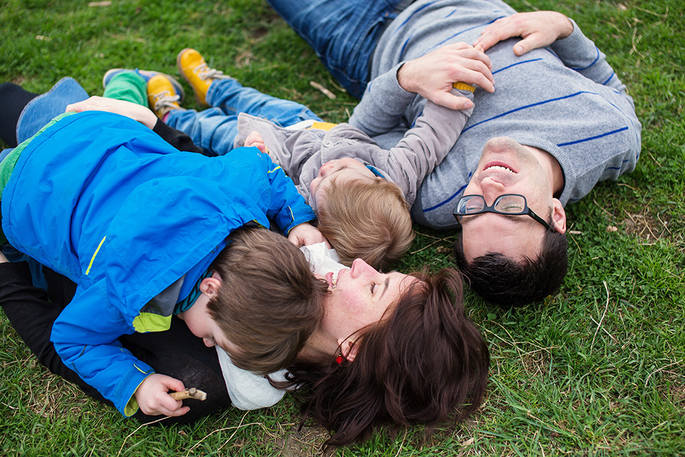 12a_family-portrait-family-on-grass