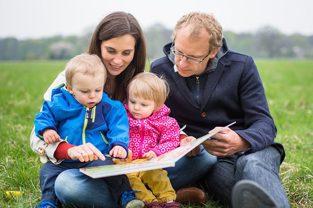 13a_family-photosession-reading-a-book