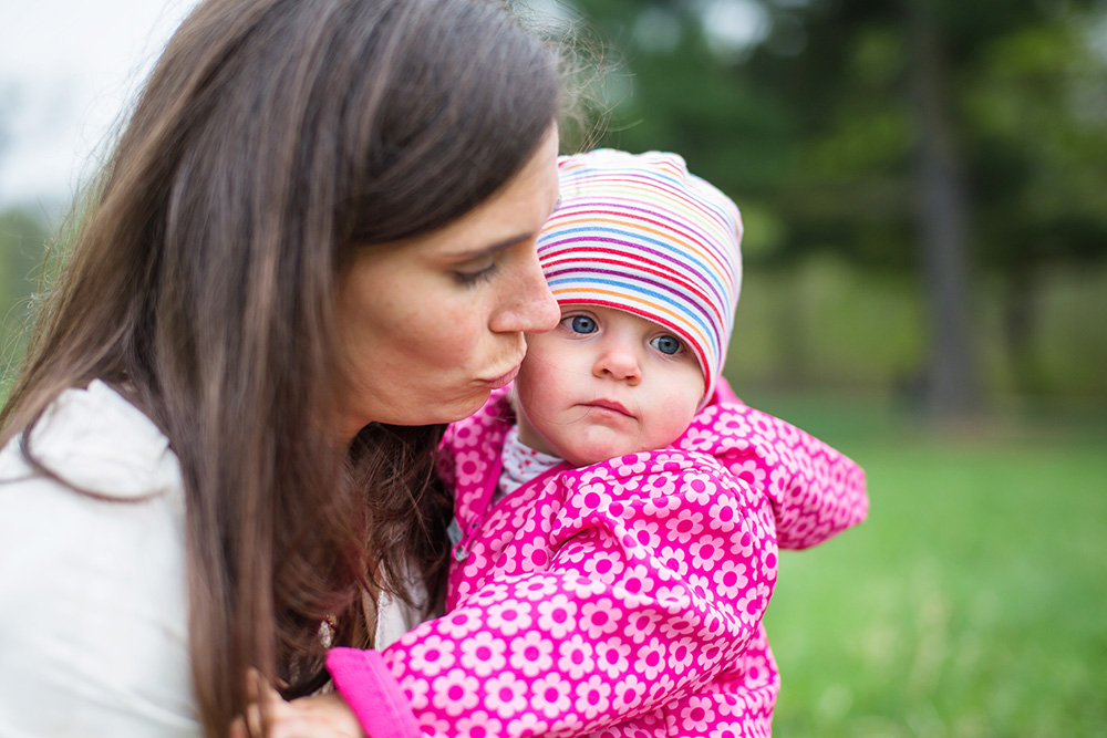 14_mom-with-little-daughter-crying