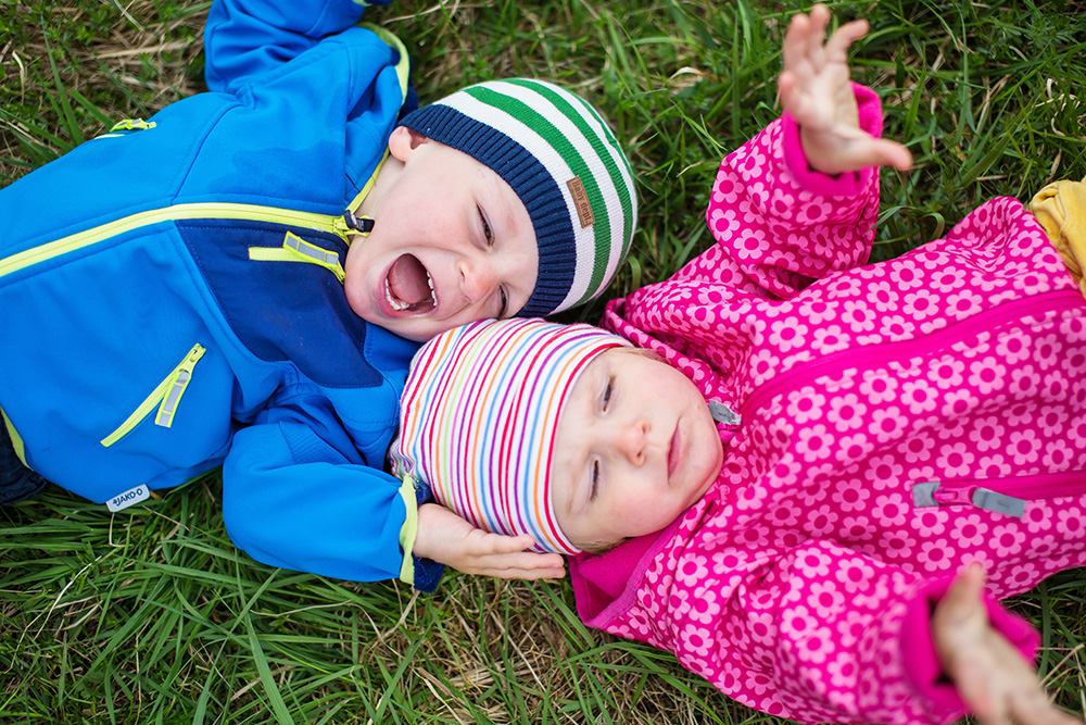 17_toddler-twins-in-grass