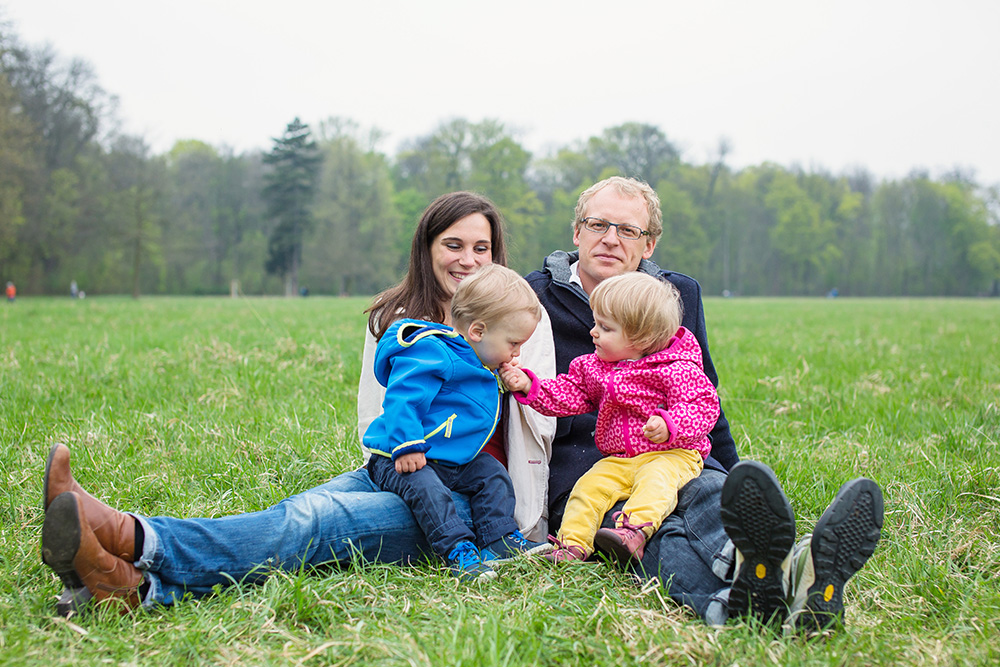 20_family-photo-with-twins