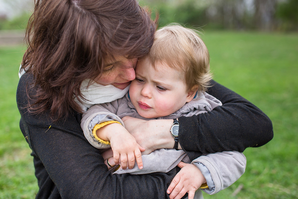 22_mommy+babygirl-hugging