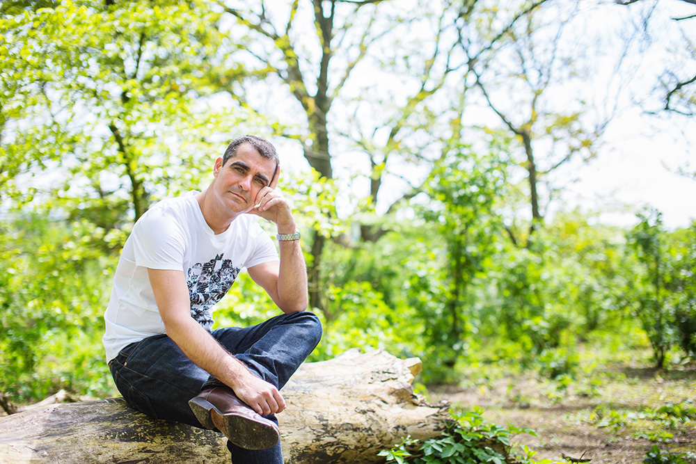 07_Man-sitting-sunny_Devils-dyke_portrait_session_Brighton