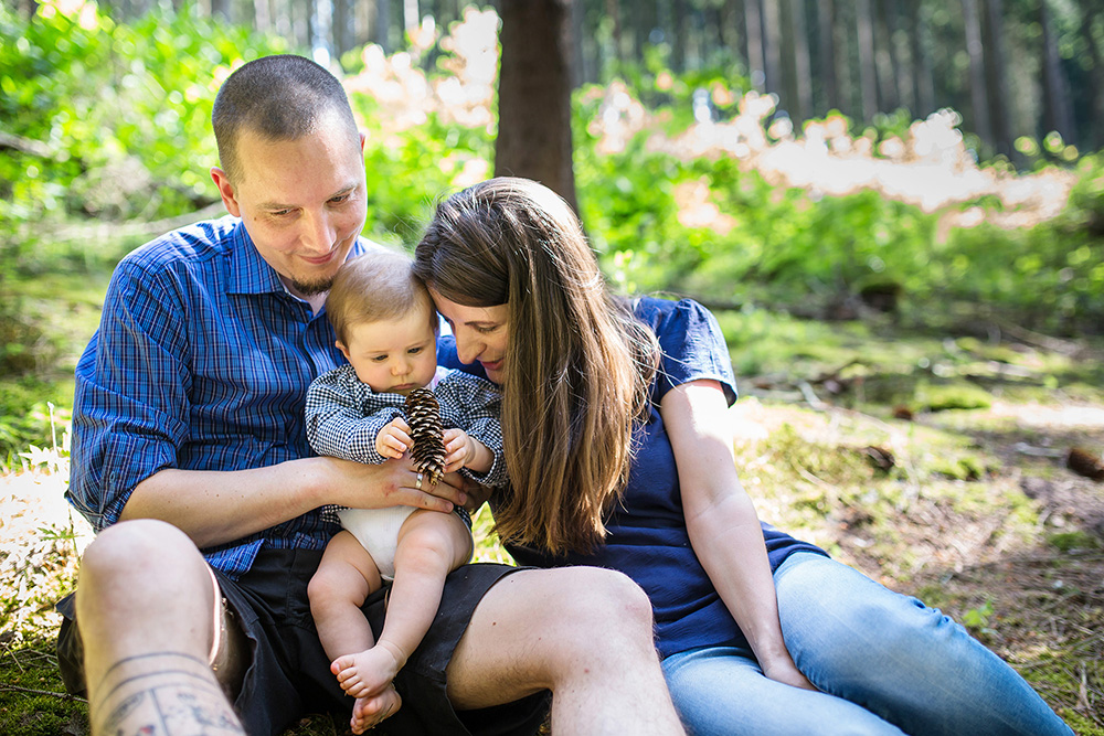 08_mommy-daddy-daughter-in-the-woods