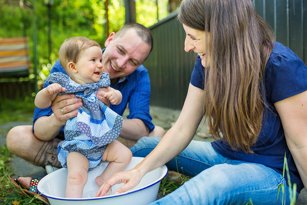 14_happy-family-on-summer-day