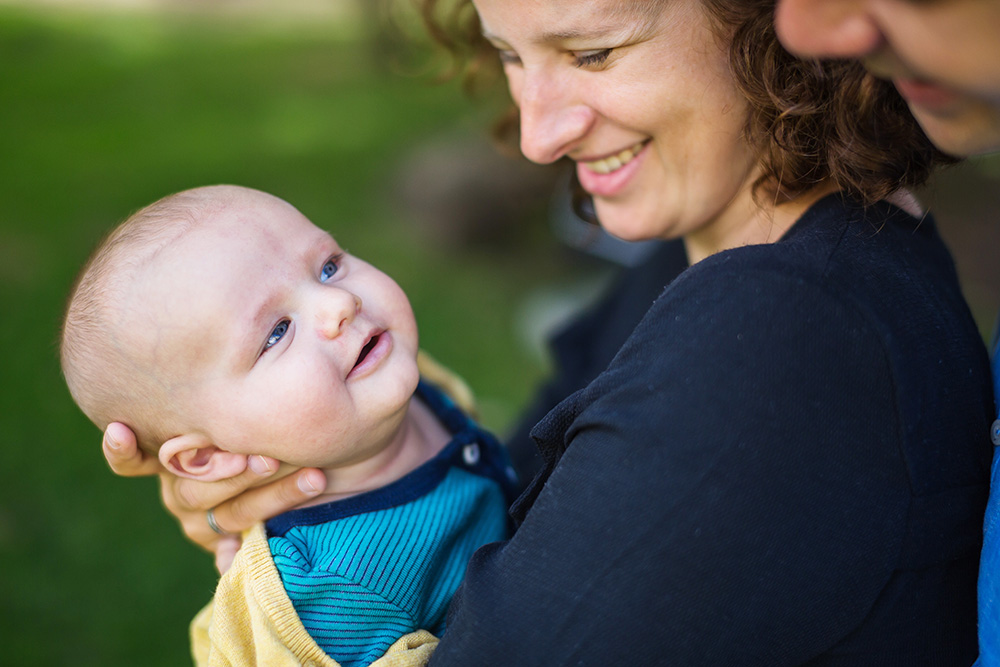 05_baby-boy-looking-up-family-photography