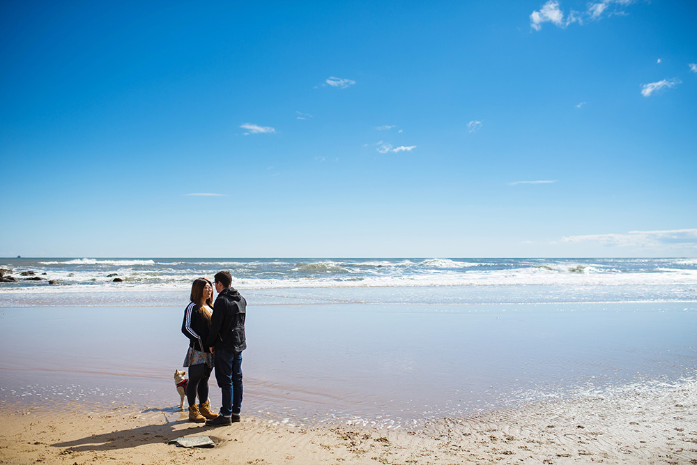 06_Newcastle-beach-couple-photos