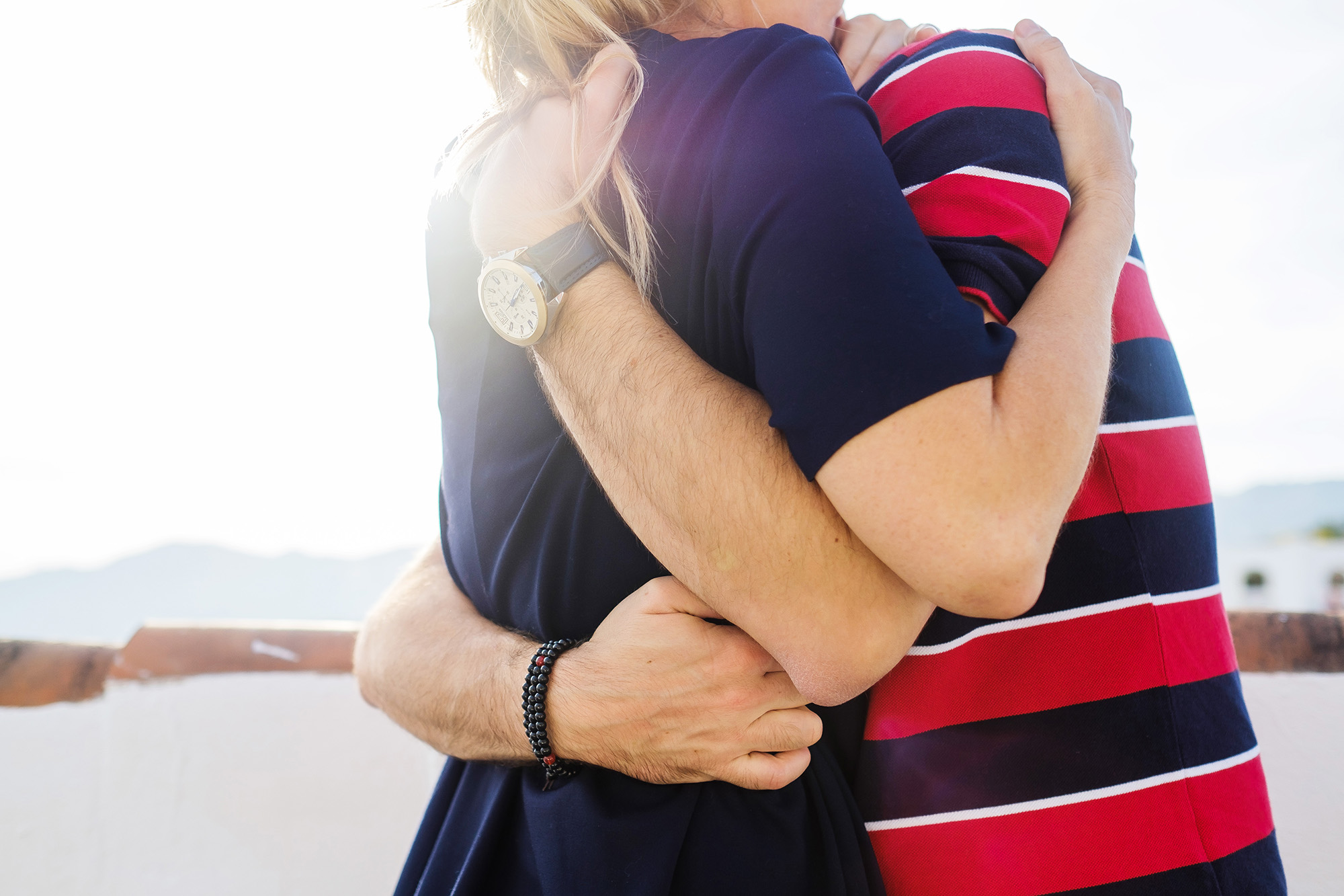 04_couple-embracing-in-sun