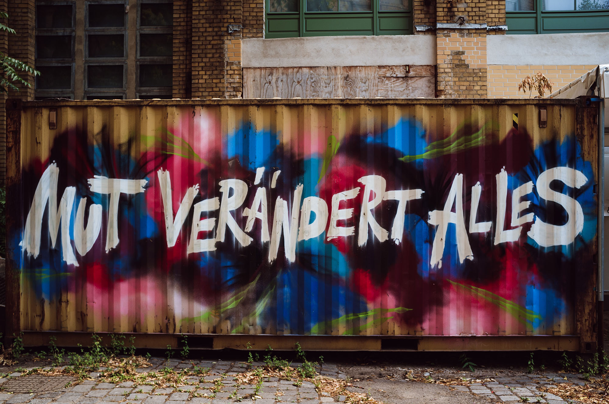 mut veraendert alles courage graffiti