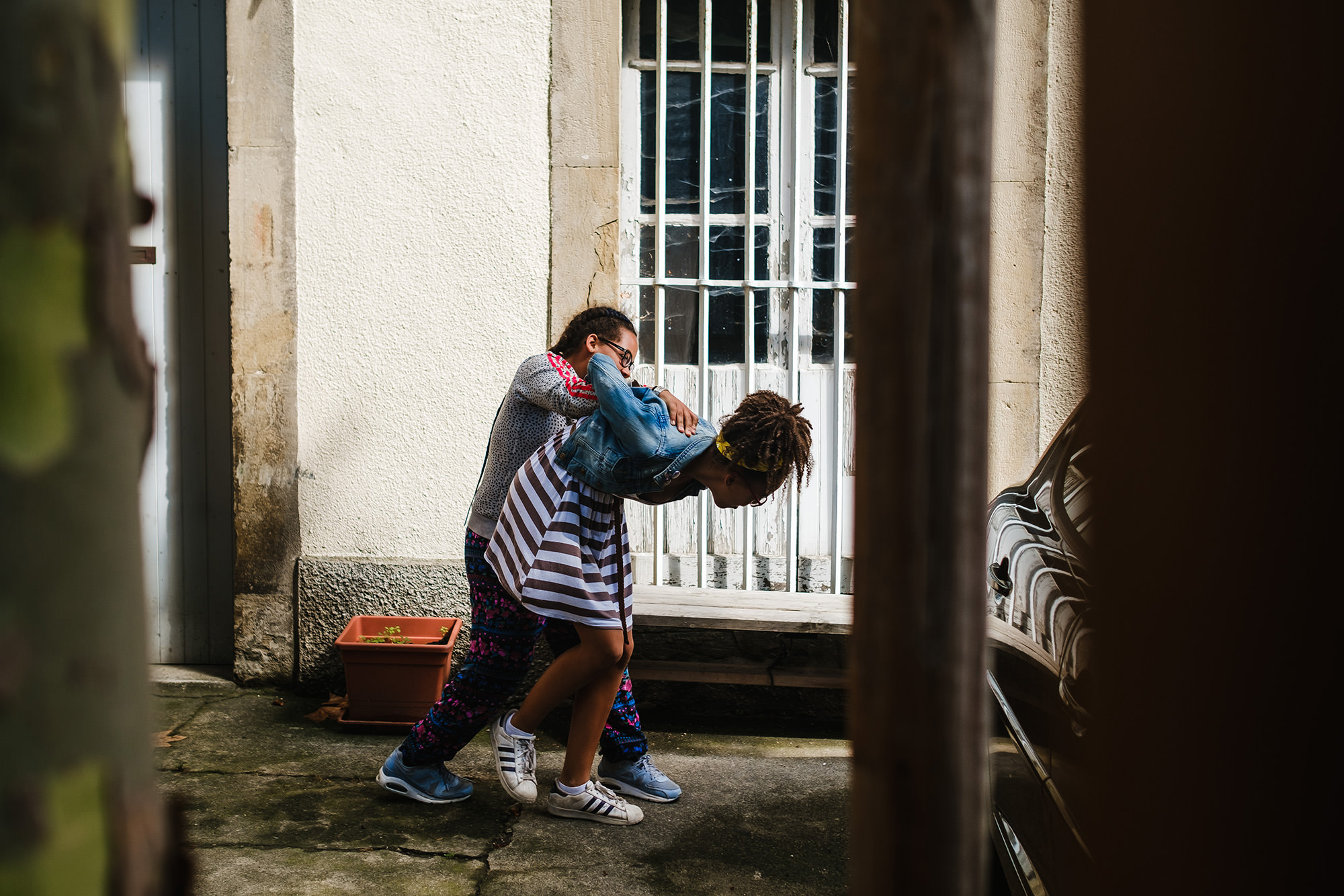 sisters fighting in an alleyway