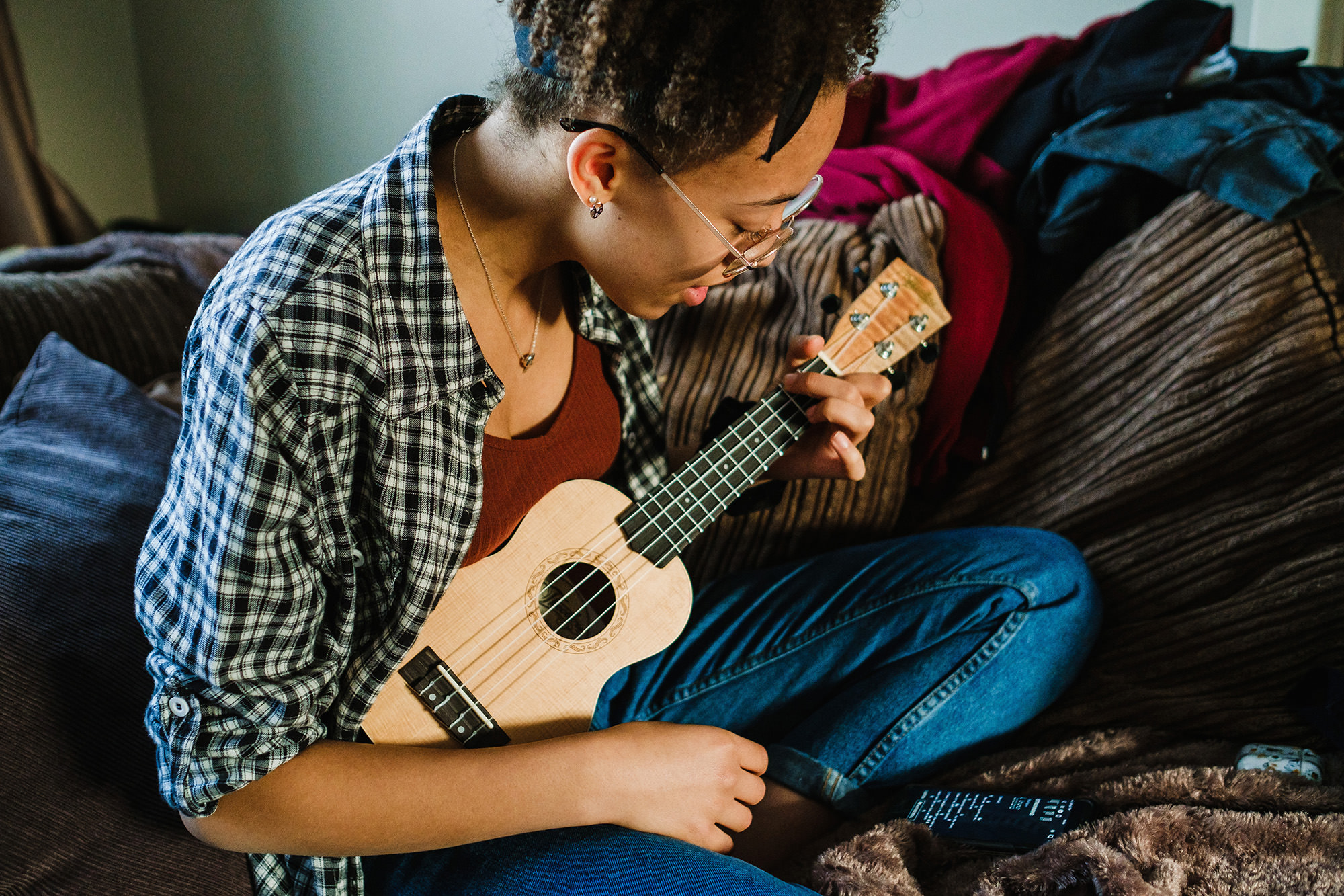 L playing ukulele at home